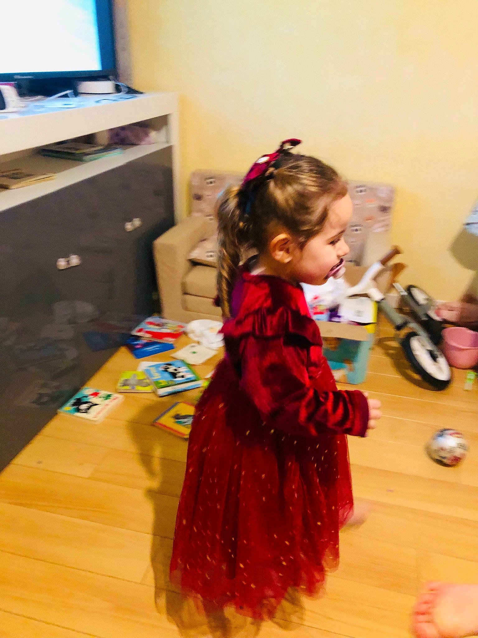 Kamilya a rejoint le concours — aidez-le/la à gagner de superbes lots ! baby_toddler_clothing, child, computer_keyboard, drawer, dress, event, fashion_design, floor, flooring, fun, happy, hardwood, magenta, person, purple, room, skin, standing, television, toddler