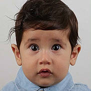 Giorgi a rejoint le concours — aidez-le/la à gagner de superbes lots ! toddler, child, face, portrait, curious, wide_eyes, hair, blue_shirt, buttoned_shirt, expression, studio, background, cute, young, innocent, person, closeup, indoor, head, skin