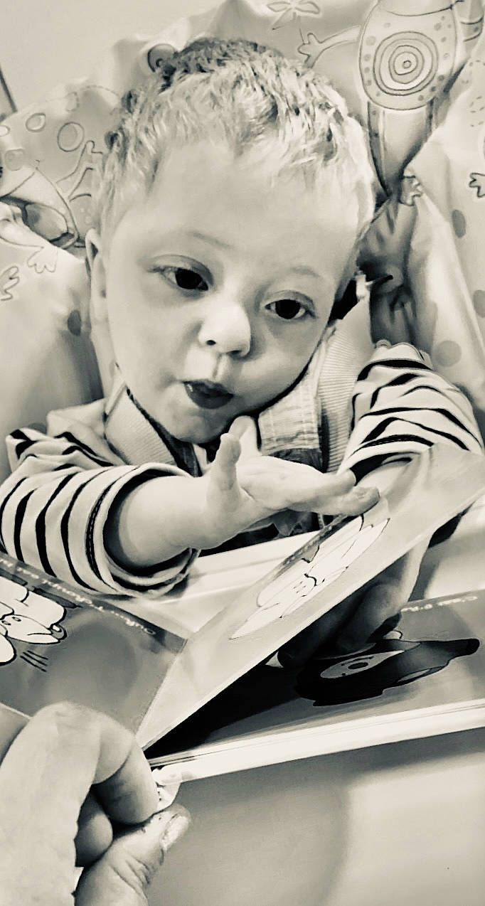 Tyago a rejoint le concours — aidez-le/la à gagner de superbes lots ! arm, baby, baby_toddler_clothing, black_and_white, cheek, child, flash_photography, fun, hairstyle, happy, human, monochrome, monochrome_photography, person, photograph, product, sitting, standing, style, toddler