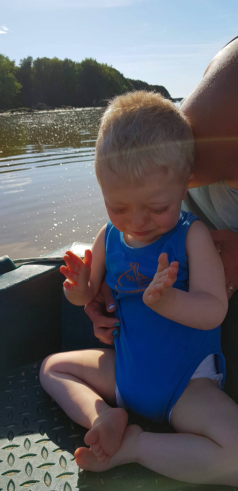 Tyago a rejoint le concours — aidez-le/la à gagner de superbes lots ! baby, baby_toddler_clothing, boats_and_boating_equipment_and_supplies, child, electric_blue, finger, fun, happy, lake, lap, leg, leisure, person, recreation, shoulder, skin, summer, thigh, thumb, toddler