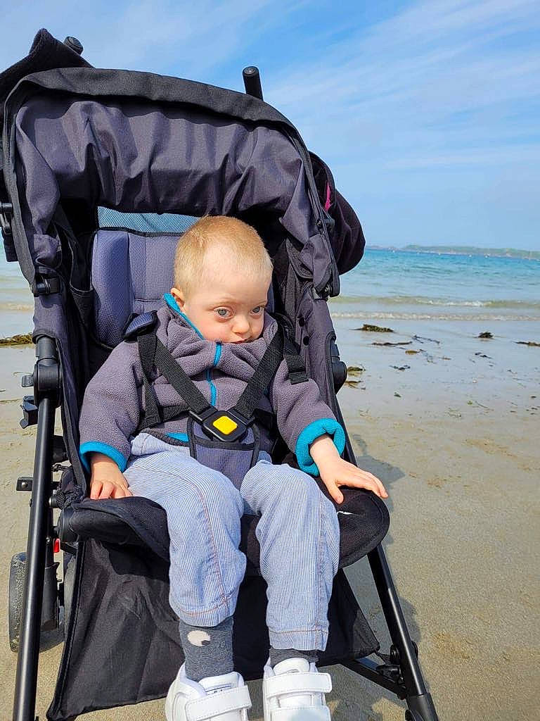 Tyago a rejoint le concours — aidez-le/la à gagner de superbes lots ! baby, baby_carriage, baby_products, baby_toddler_clothing, beach, chair, child, cloud, comfort, electric_blue, folding_chair, fun, lap, leisure, person, sitting, sky, toddler, travel, vertebrate