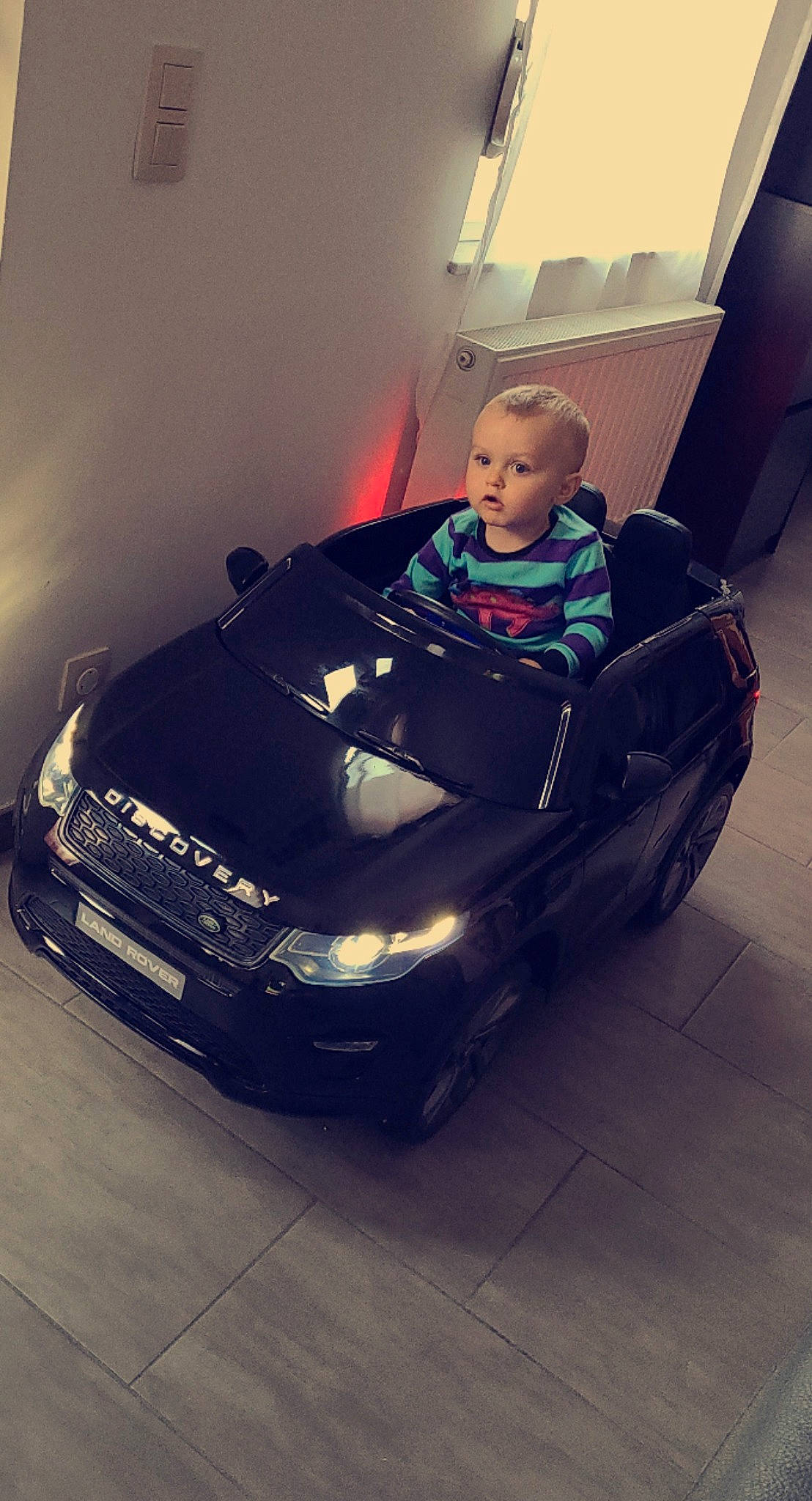 Gabin participe au concours pour gagner de l'argent avec cette photo : alloy_wheel, automotive_design, automotive_exterior, automotive_lighting, automotive_tire, bumper, car, fender, flash_photography, floor, grille, hood, land_vehicle, motor_vehicle, person, personal_luxury_car, rim, tire, vehicle, vehicle_door