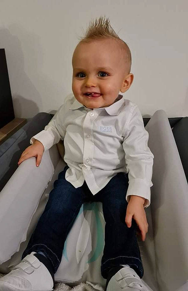 Gabin a rejoint le concours — aidez-le/la à gagner de superbes lots ! arm, baby, baby_toddler_clothing, cheek, comfort, finger, flash_photography, fun, happy, joint, joy, knee, leg, neck, person, shoulder, skin, sleeve, smile, sneakers