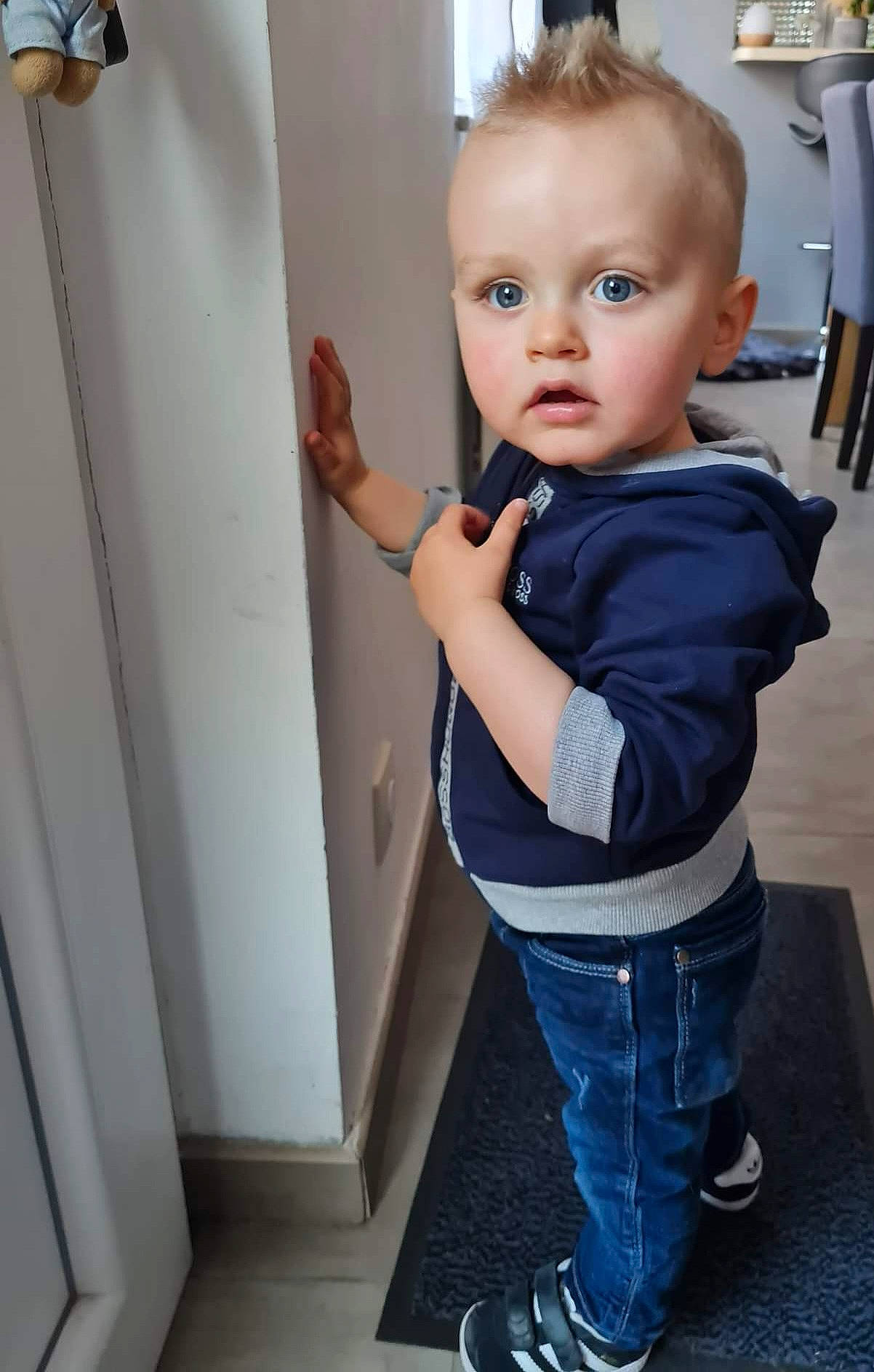 Gabin participe au concours pour gagner de l'argent avec cette photo : baby, baby_toddler_clothing, beauty, cheek, child, denim, electric_blue, flooring, gas, hairstyle, jeans, joint, leg, person, refrigerator, skin, sleeve, standing, toddler, trunk
