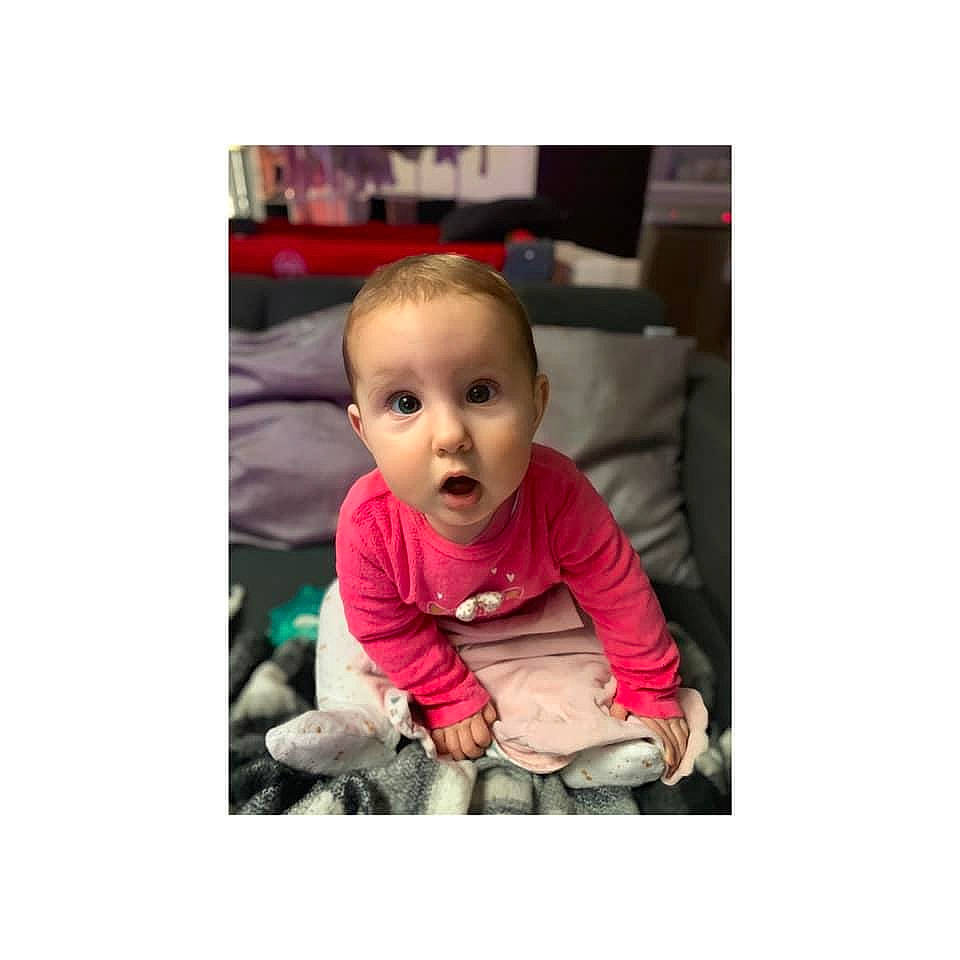 Alina a rejoint le concours — aidez-le/la à gagner de superbes lots ! baby, baby_products, baby_toddler_clothing, child, comfort, font, fur, happy, hoodie, jacket, linens, magenta, person, photo_caption, sitting, sleeve, suit, surprise, t_shirt, toddler