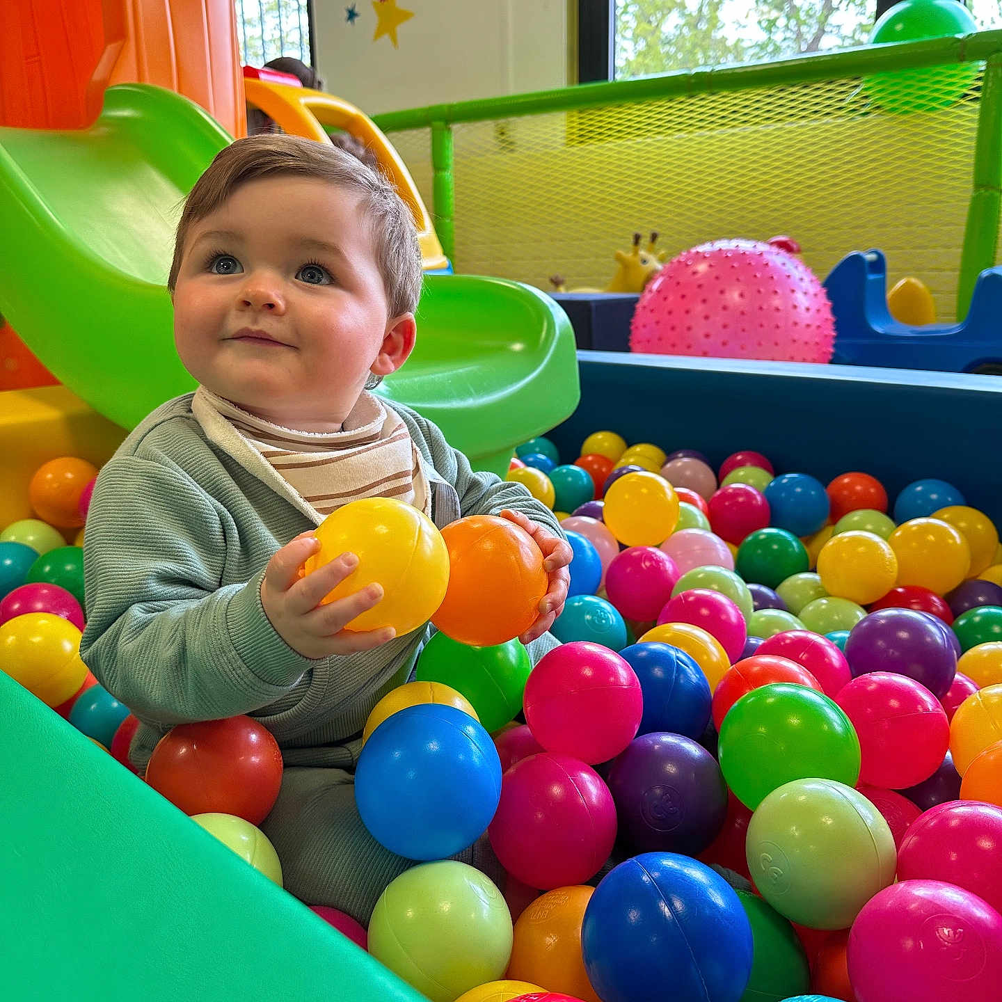 Simaël participe au concours pour gagner de l'argent avec cette photo : ball_pit, bright_colors, casual, child, clothing, colorful_balls, fun, green_slide, happy, indoor, person, plastic_balls, play_area, playground, slide, smiling, toddler, toy, window, young_child