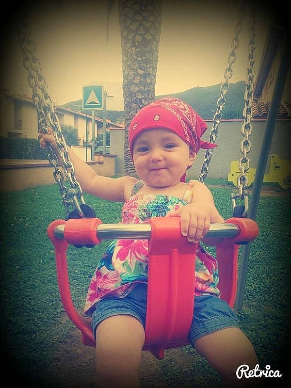 Lucile a rejoint le concours — aidez-le/la à gagner de superbes lots ! baby, baby_toddler_clothing, baseball_cap, cap, child, cloud, cool, electric_blue, flash_photography, fun, happy, hat, headwear, joy, magenta, person, pink, recreation, shorts, smile