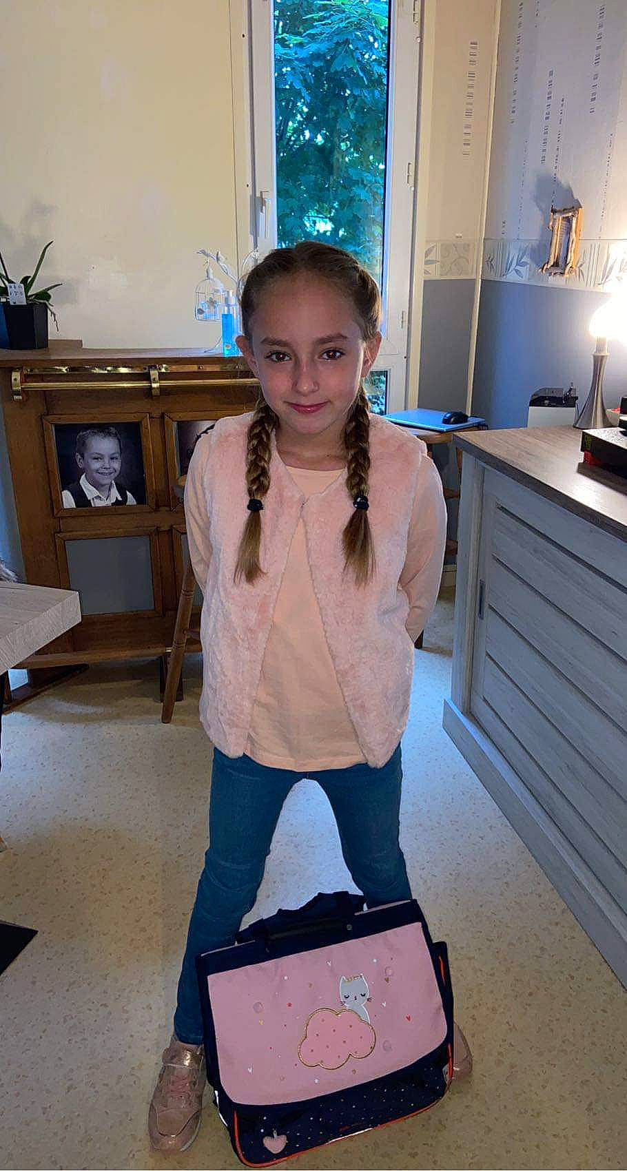 Lucile a rejoint le concours — aidez-le/la à gagner de superbes lots ! bag, blue, electric_blue, event, eyewear, fashion, fashion_accessory, fashion_design, flooring, jewellery, joint, joy, long_hair, luggage_and_bags, person, picture_frame, shoulder, shoulder_bag, standing, street_fashion