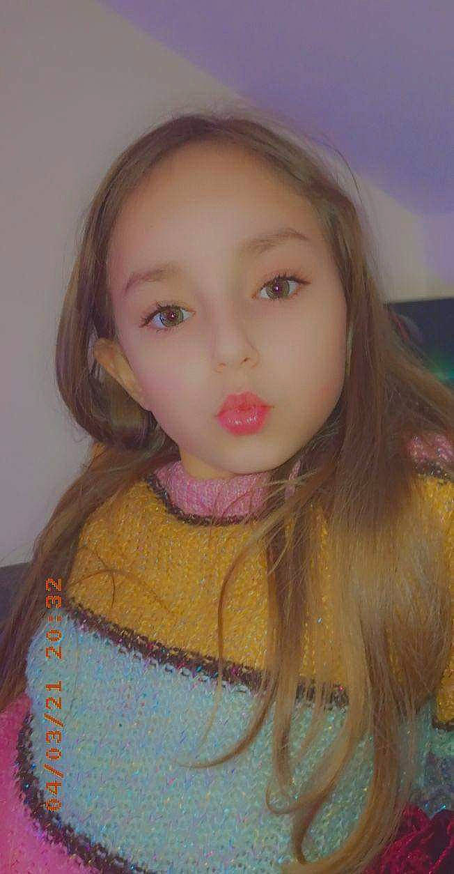 Lucile participe au concours pour gagner de l'argent avec cette photo : bangs, black_hair, cheek, chin, ear, eye, eyebrow, eyelash, forehead, iris, jaw, layered_hair, lip, lipstick, long_hair, mouth, neck, nose, person, selfie