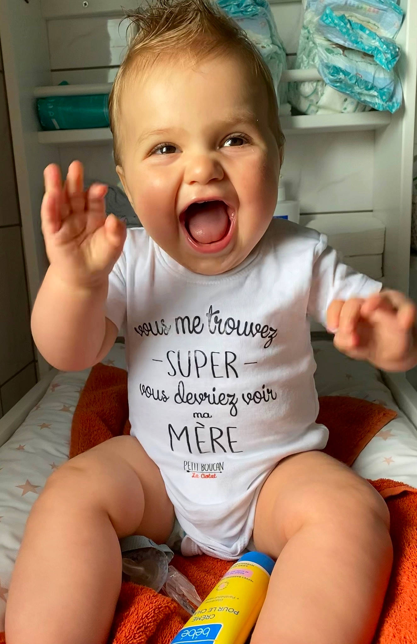 Eden participe au concours pour gagner de l'argent avec cette photo : arm, baby_toddler_clothing, cheek, chin, ear, facial_expression, finger, hand, happy, human_body, jaw, joint, leg, mouth, neck, nose, organ, person, skin, smile