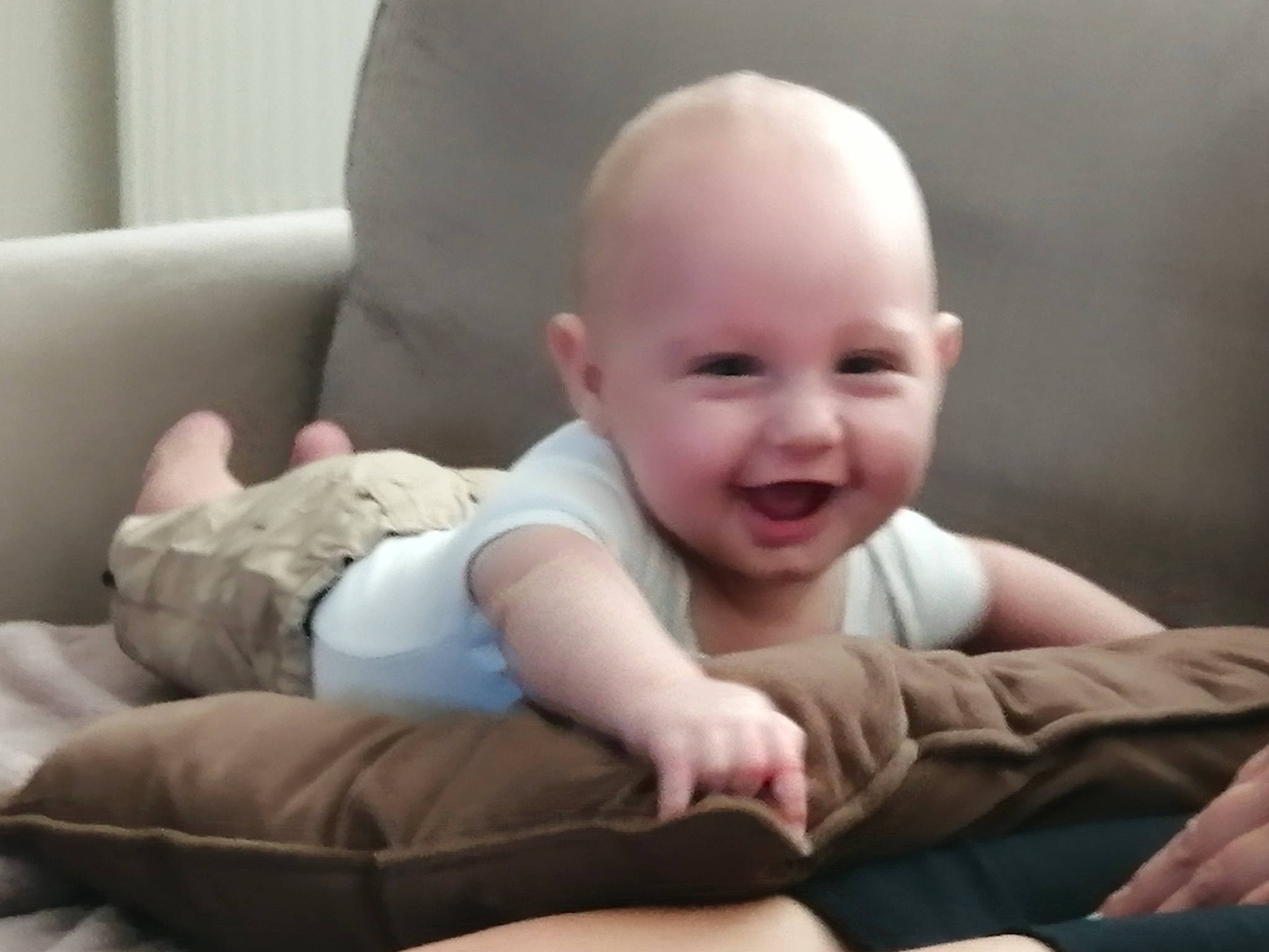 Hugo a rejoint le concours — aidez-le/la à gagner de superbes lots ! baby, baby_toddler_clothing, cheek, child, chin, comfort, couch, face, flash_photography, flooring, gesture, happy, head, joy, linens, nose, person, sitting, skin, sleeve