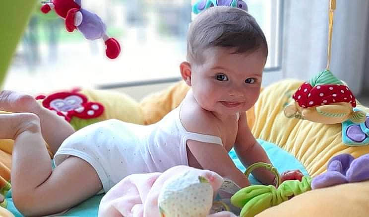 Emma participe au concours pour gagner de l'argent avec cette photo : baby, baby_playing_with_toys, baby_products, baby_toddler_clothing, balloon, child, event, facial_expression, finger, fun, hand, happy, leisure, organ, person, sitting, skin, sweetness, toddler, toy