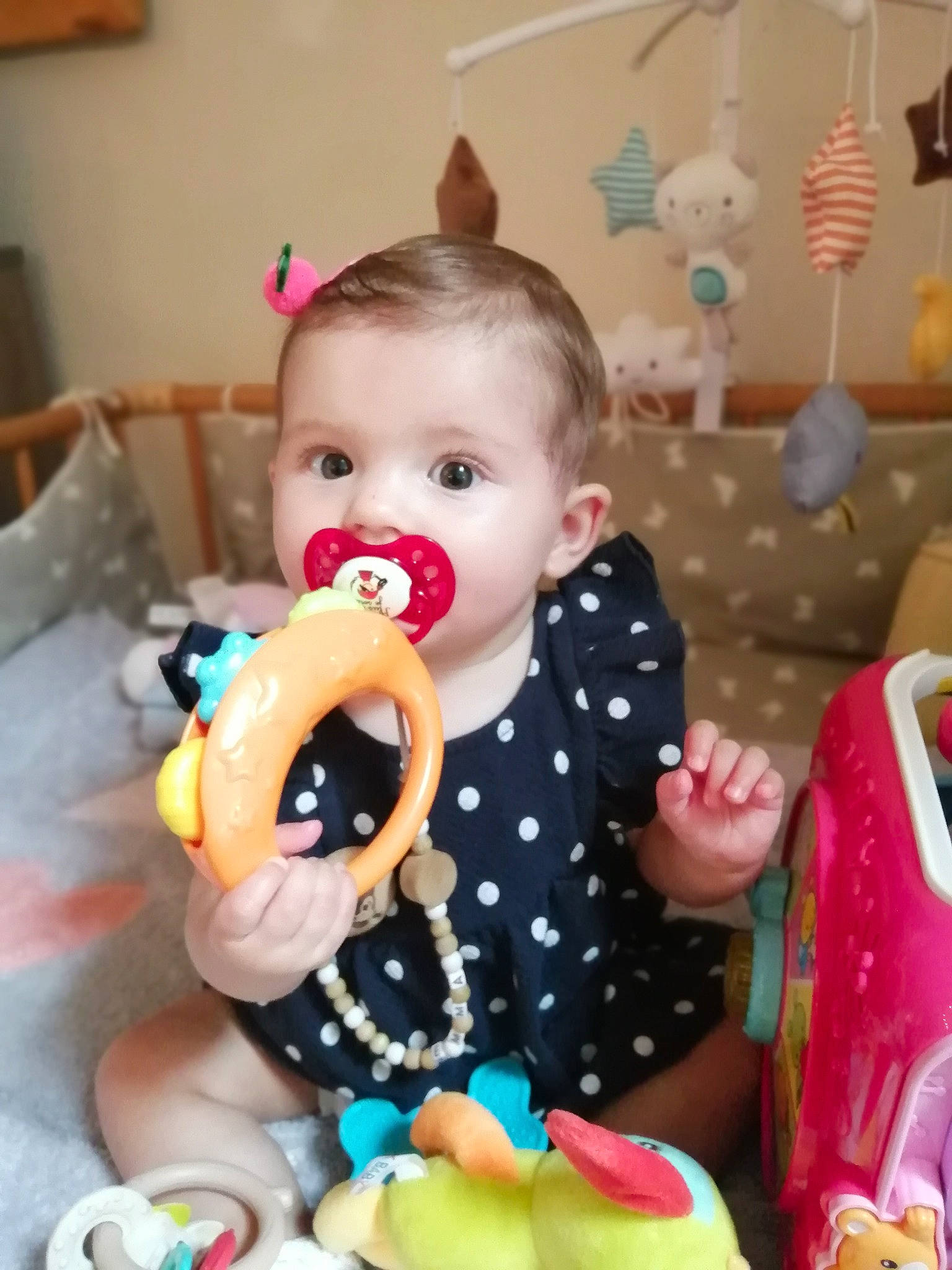 Emma participe au concours pour gagner de l'argent avec cette photo : baby, baby_products, baby_toddler_clothing, baby_toys, cheek, child, comfort_food, event, eye, fun, happy, head, party, pattern, person, play, room, sitting, sweetness, toddler