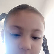 Sirat a rejoint le concours — aidez-le/la à gagner de superbes lots ! child, face, close_up, braid, hair, portrait, young, person, indoors, skin, eyelashes, forehead, nose, expression, head, casual, natural_light, blurry, soft_focus, selfie