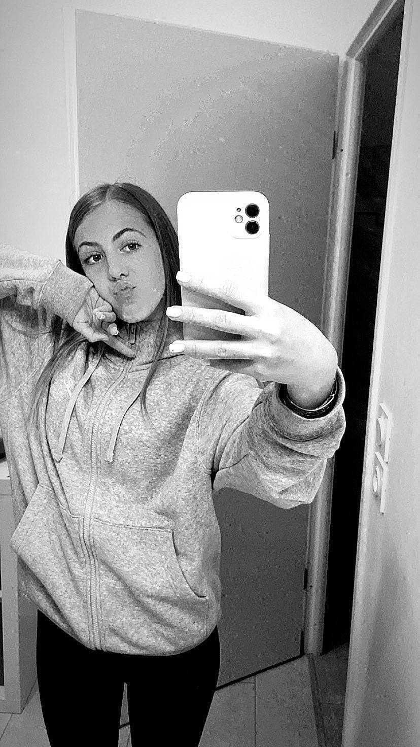 Mylena a rejoint le concours — aidez-le/la à gagner de superbes lots ! black_and_white, elbow, eyebrow, eyelash, finger, flash_photography, gesture, grey, hand, joint, lip, mirror, mobile_phone, neck, person, selfie, shoulder, sleeve, style, trunk