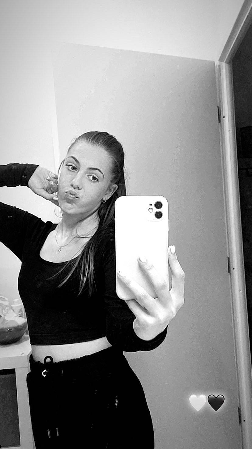 Mylena participe au concours pour gagner de l'argent avec cette photo : black, black_and_white, eyebrow, eyelash, finger, flash_photography, gesture, hairstyle, human, joint, lip, mirror, neck, person, photograph, shoulder, smile, standing, style, waist