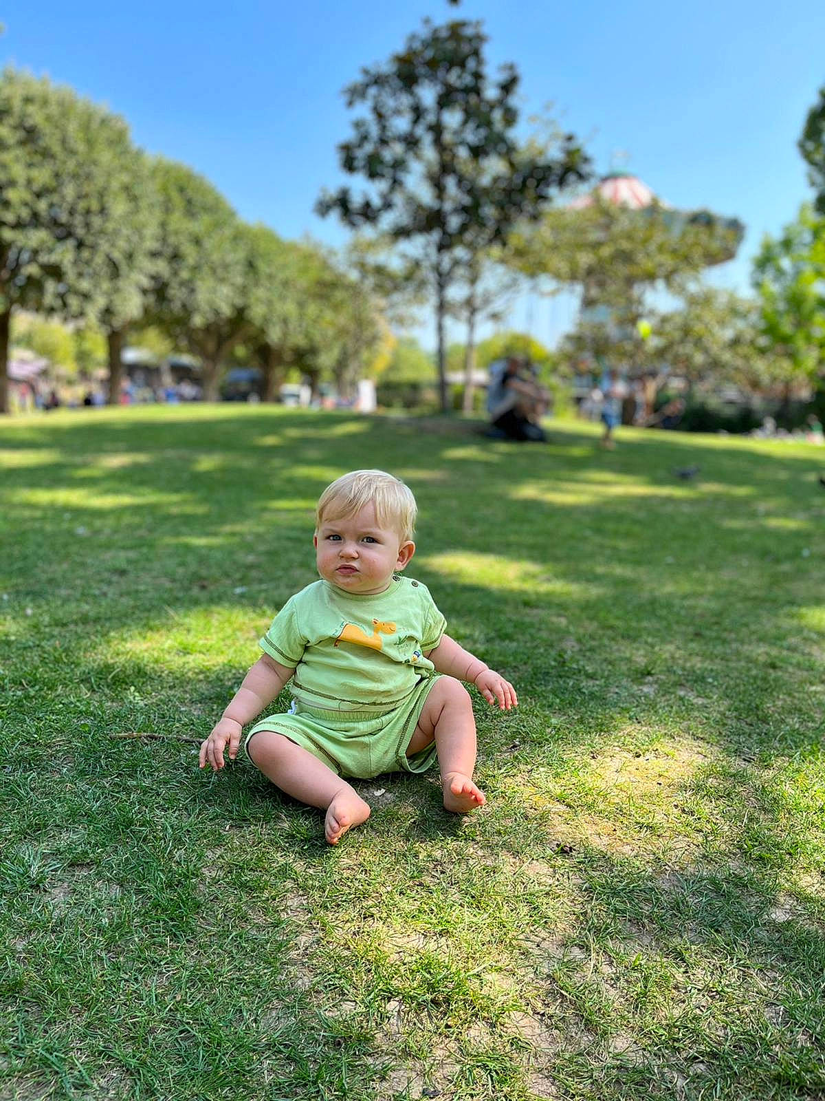 Arthur a rejoint le concours — aidez-le/la à gagner de superbes lots ! baby, baby_toddler_clothing, botany, grass, grassland, happy, landscape, leaf, leisure, meadow, nature, people_in_nature, person, photograph, plant, sky, summer, sunlight, toddler, tree
