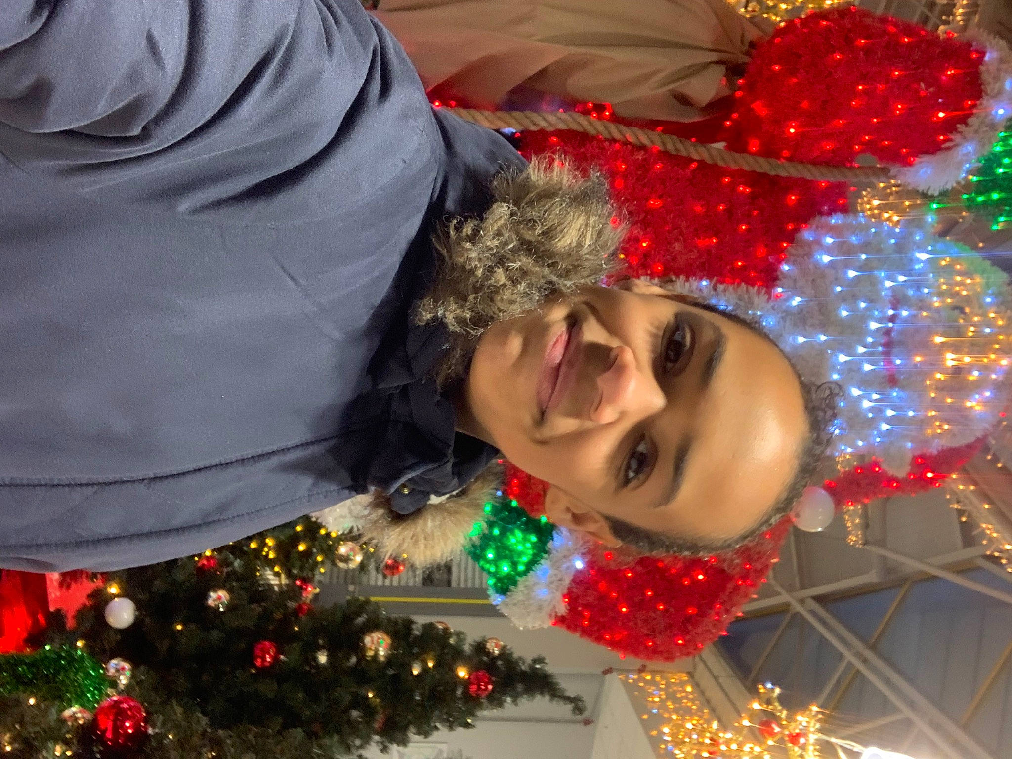 Espérance a rejoint le concours — aidez-le/la à gagner de superbes lots ! christmas, christmas_decoration, christmas_eve, christmas_ornament, christmas_tree, decoration, event, fun, green, happy, holiday, holiday_ornament, joy, light, ornament, party_supply, people, person, red, smile