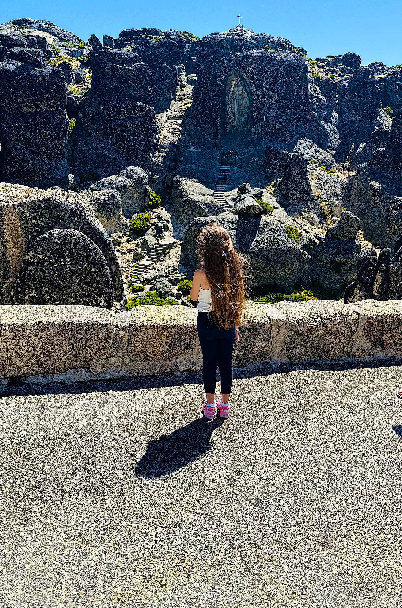 Louna a rejoint le concours — aidez-le/la à gagner de superbes lots ! asphalt, bedrock, electric_blue, formation, fun, geology, grass, hill, landscape, leisure, mountain, mountain_range, people_in_nature, person, road, road_surface, sky, stone_wall, toddler, travel