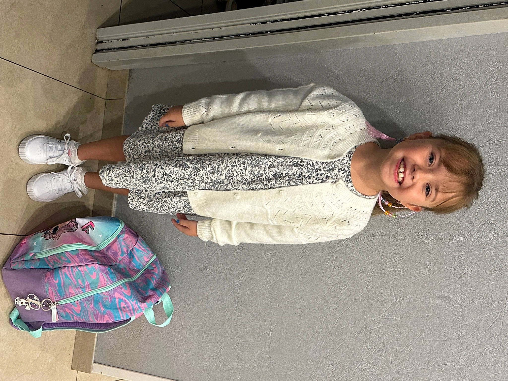 Louna participe au concours pour gagner de l'argent avec cette photo : comfort, elbow, flooring, fun, human_leg, joy, pattern, person, room, sleeve, smile, sunglasses, thigh, waist, wood, wrist