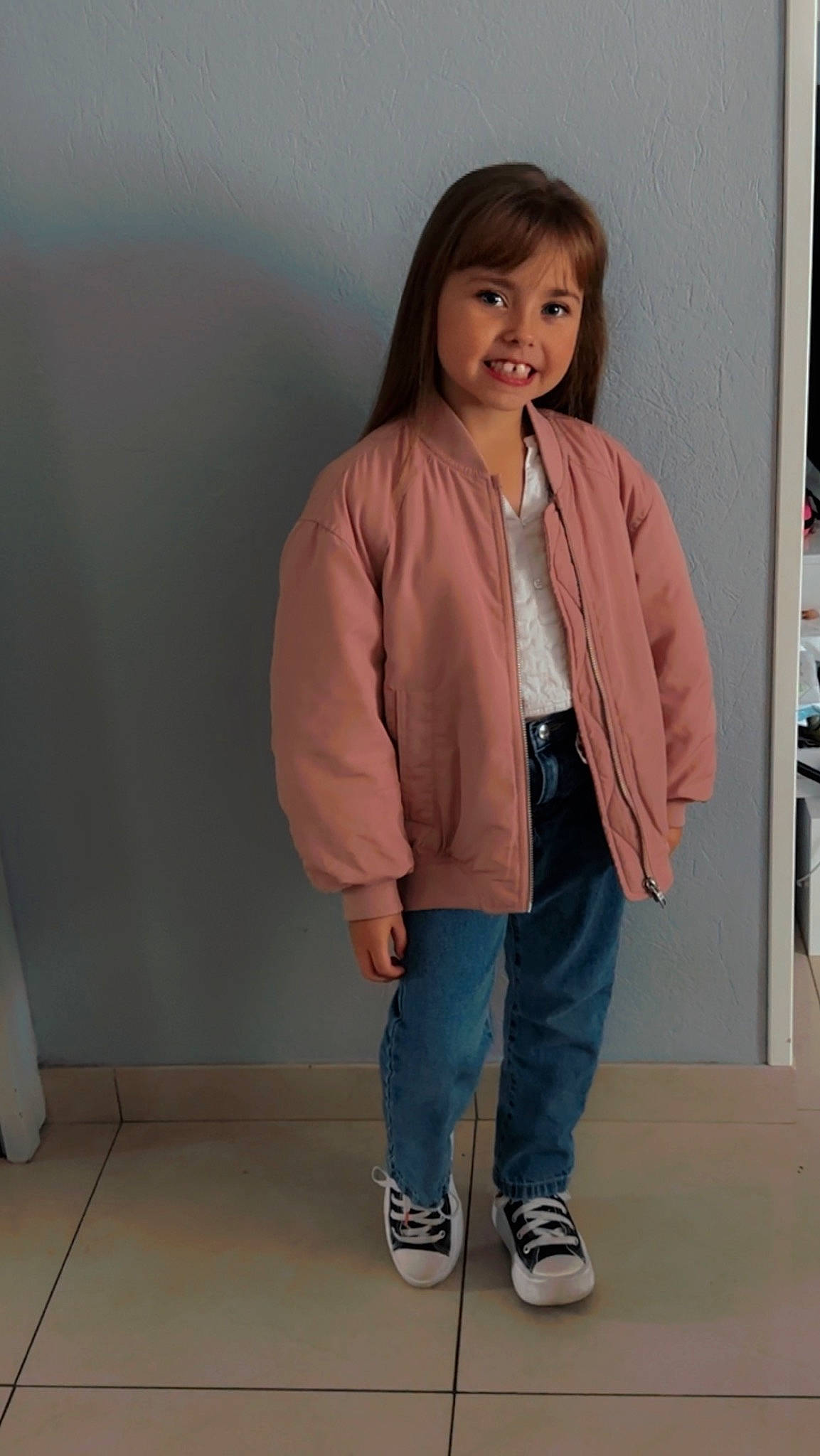 Louna participe au concours pour gagner de l'argent avec cette photo : blazer, button, collar, denim, dress_shirt, electric_blue, fashion_design, formal_wear, gesture, jewellery, joint, joy, neck, person, shoulder, sleeve, sportswear, standing, t_shirt, thigh