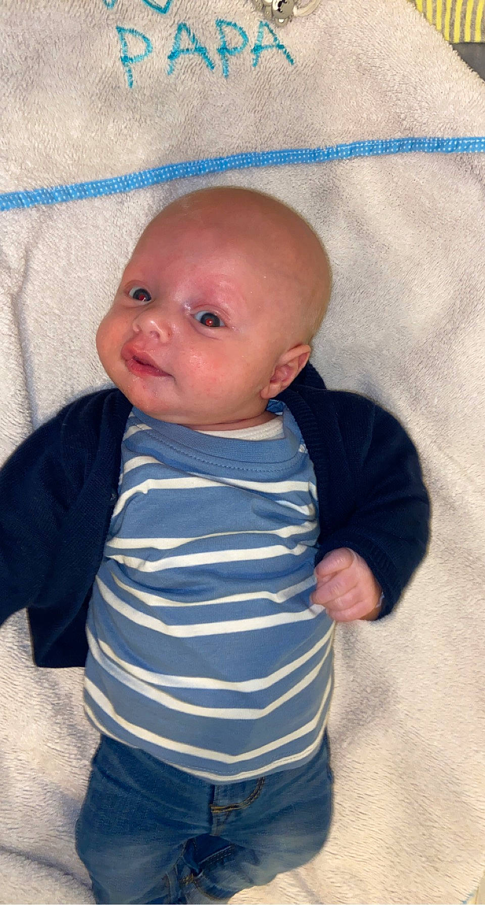 Mayrone a rejoint le concours — aidez-le/la à gagner de superbes lots ! baby, baby_toddler_clothing, cheek, child, chin, clothing, comfort, eye, face, head, iris, linens, mouth, nose, outerwear, person, skin, sleeve, t_shirt, textile