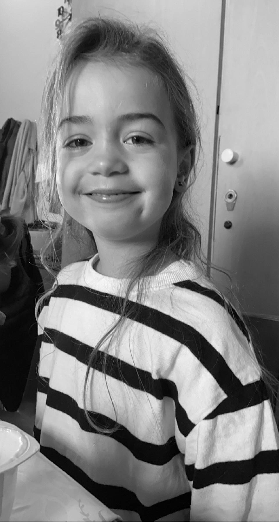 Leonie a rejoint le concours — aidez-le/la à gagner de superbes lots ! bag, beauty, black, black_and_white, child, eye, facial_expression, flash_photography, hairstyle, happy, head, iris, joy, luggage_and_bags, monochrome, monochrome_photography, people, person, smile, snapshot