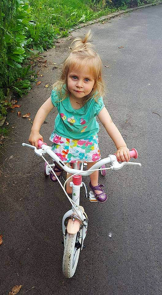 Nina a rejoint le concours — aidez-le/la à gagner de superbes lots ! bicycle, bicycle_accessory, bicycle_handlebar, bicycle_wheel, child, cycling, person, recreation, smile, sports_equipment, toddler, training_wheels, vehicle