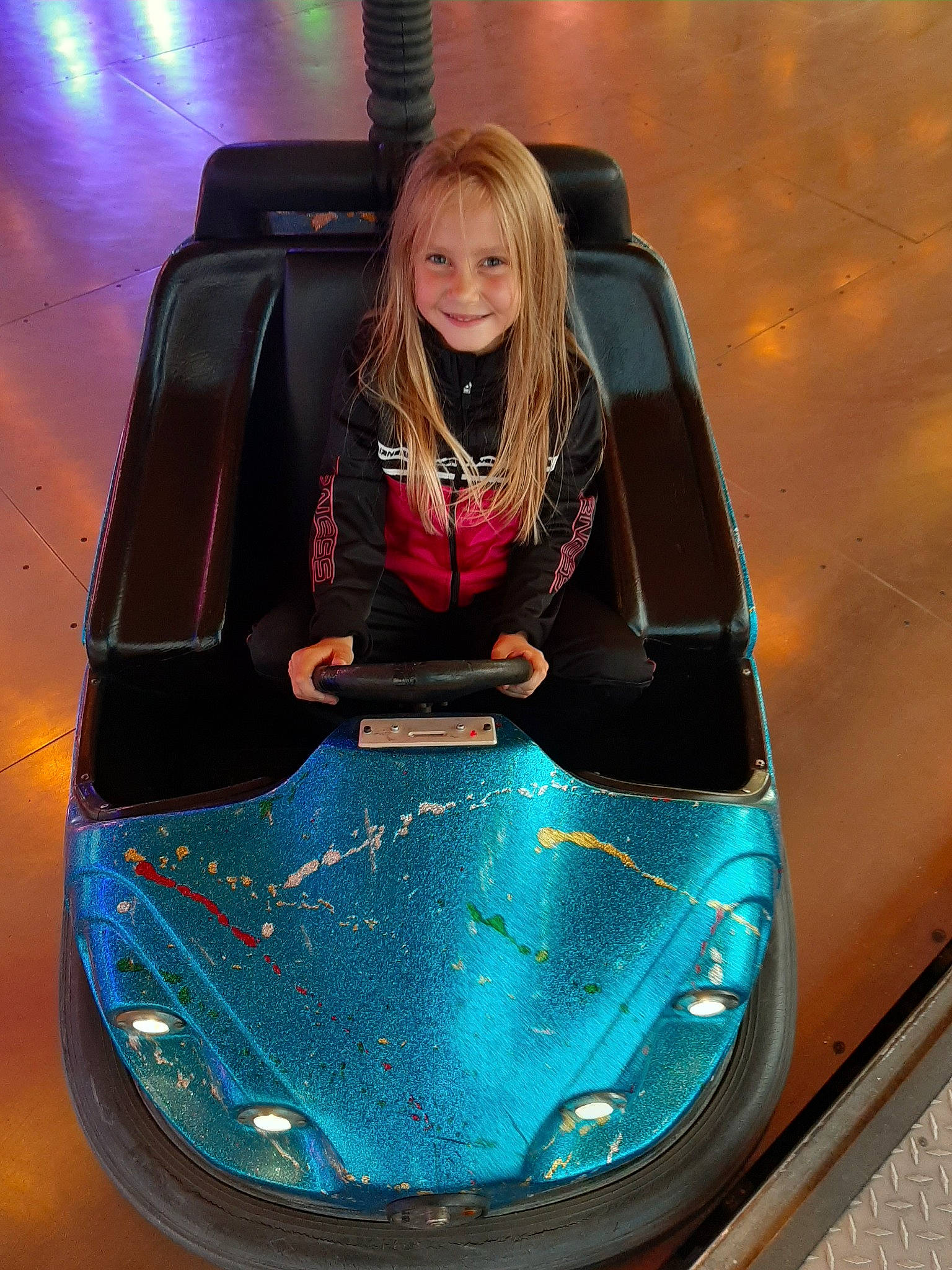 Julia participe au concours pour gagner de l'argent avec cette photo : auto_part, automotive_design, automotive_exterior, automotive_window_part, car, joy, person, vehicle, vehicle_door