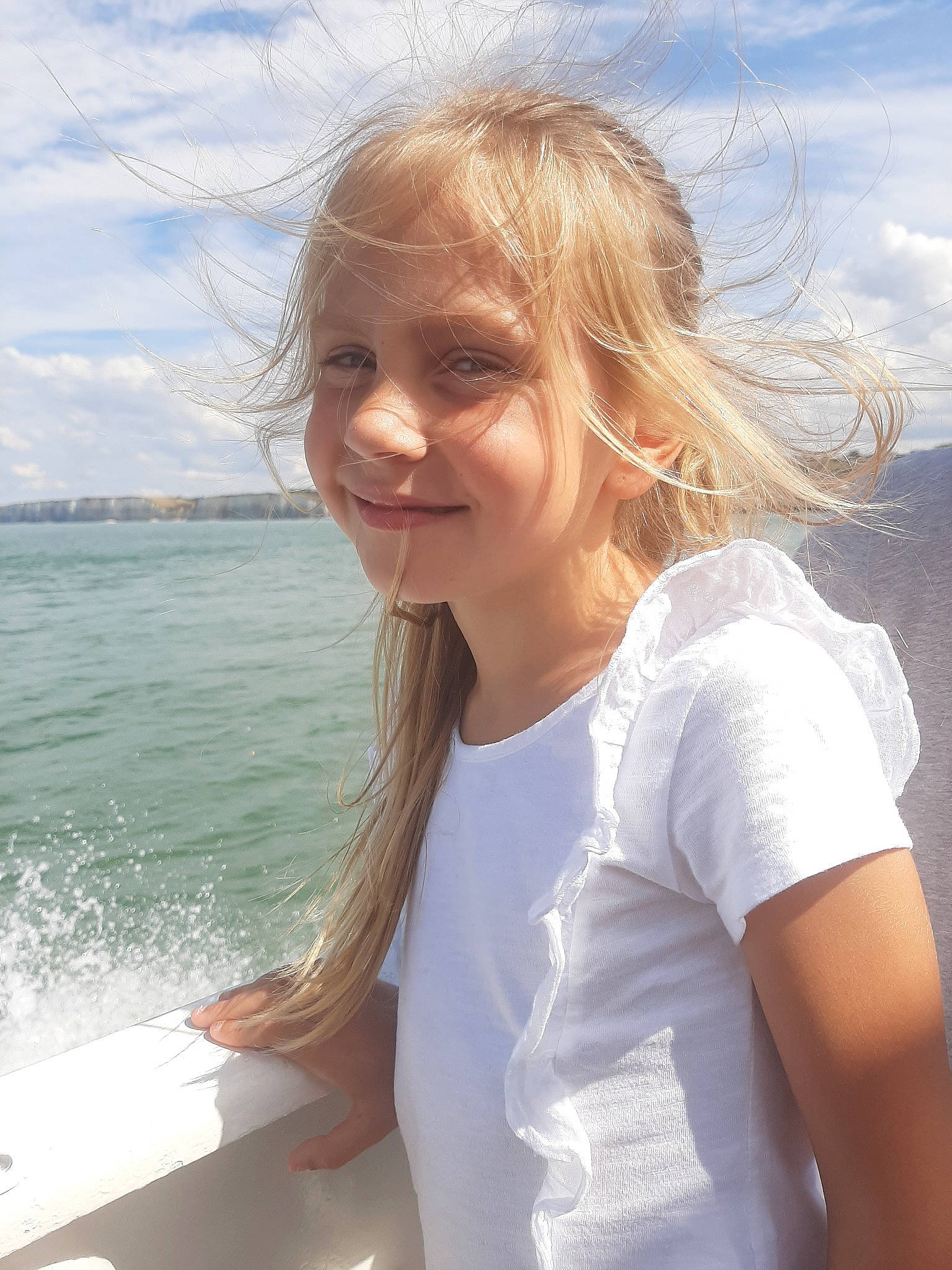 Julia participe au concours pour gagner de l'argent avec cette photo : beauty, blond, fun, hair, hairstyle, happy, joy, long_hair, ocean, person, photography, sea, smile, summer, sunlight, surfer_hair, vacation