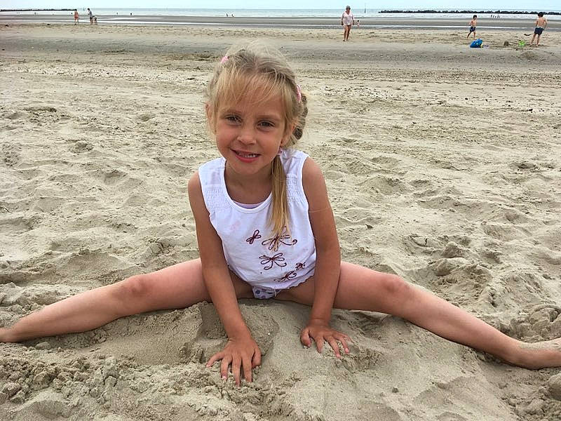 Julia a rejoint le concours — aidez-le/la à gagner de superbes lots ! beach, child, fun, joy, leg, ocean, person, play, sand, sea, sitting, smile, summer, vacation