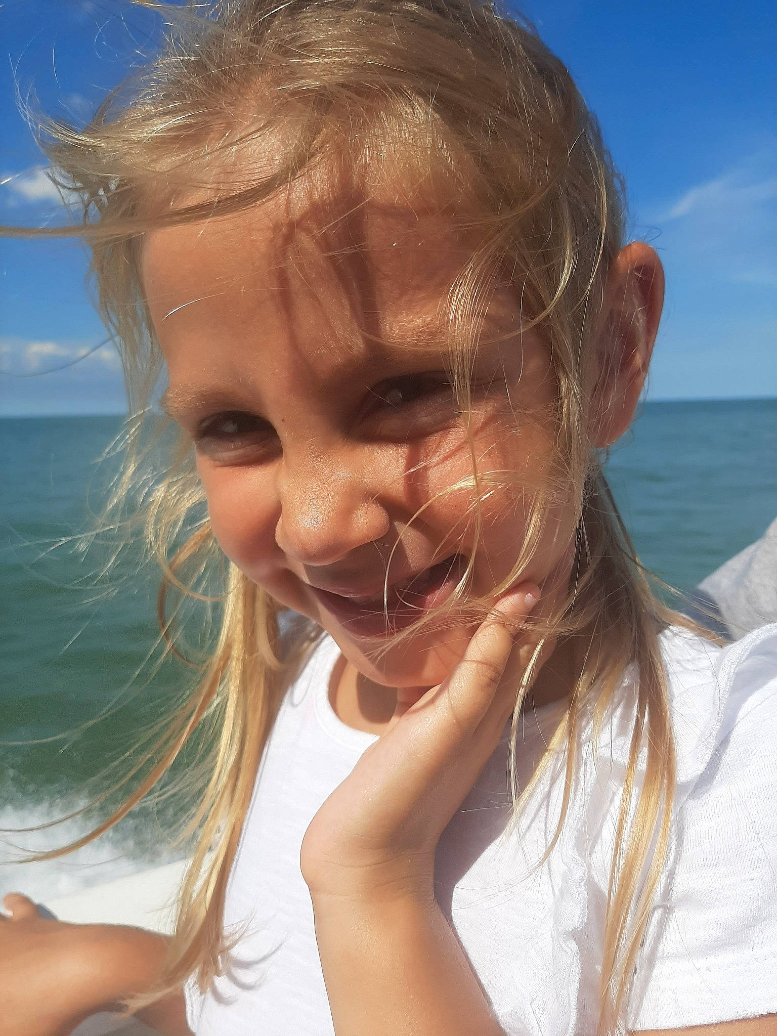 Julia a rejoint le concours — aidez-le/la à gagner de superbes lots ! blond, chin, face, facial_expression, fun, hair, hairstyle, happy, head, human, jaw, joy, lip, mouth, neck, nose, person, skin, smile, summer