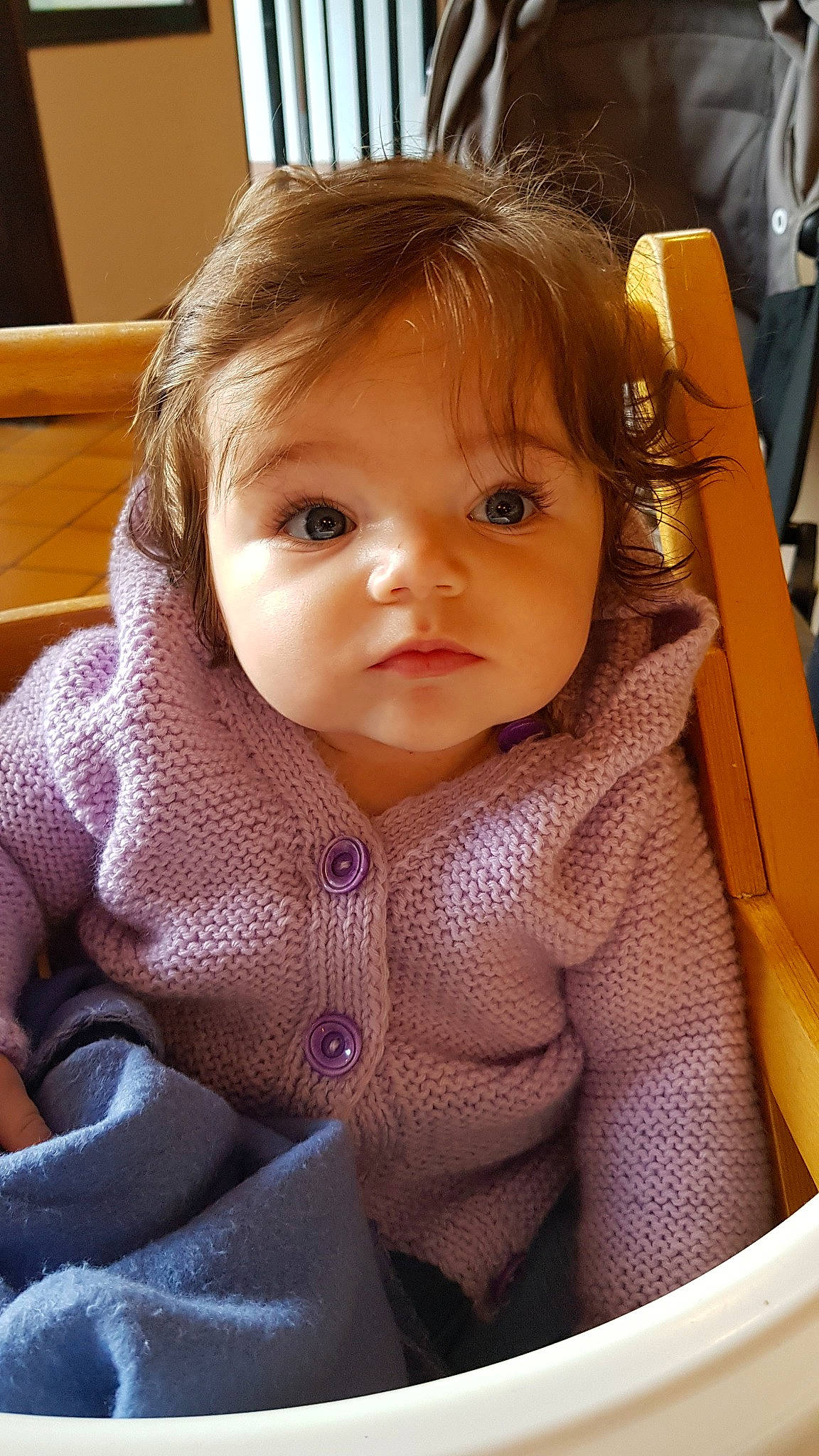 Coline a rejoint le concours — aidez-le/la à gagner de superbes lots ! baby, brown_hair, cheek, child, eye, face, finger, head, iris, lip, mouth, nose, person, skin, smile, thumb, toddler