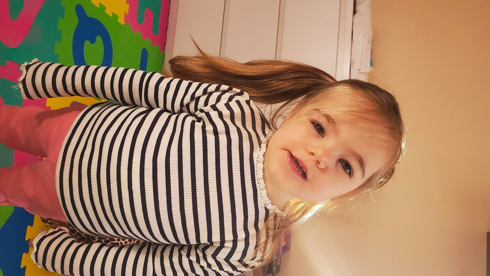 Coline participe au concours pour gagner de l'argent avec cette photo : cheek, child, comfort, couch, eyelash, flooring, fun, happy, linens, lip, mammal, neck, pattern, person, product, room, sleeve, smile, toddler, vertebrate