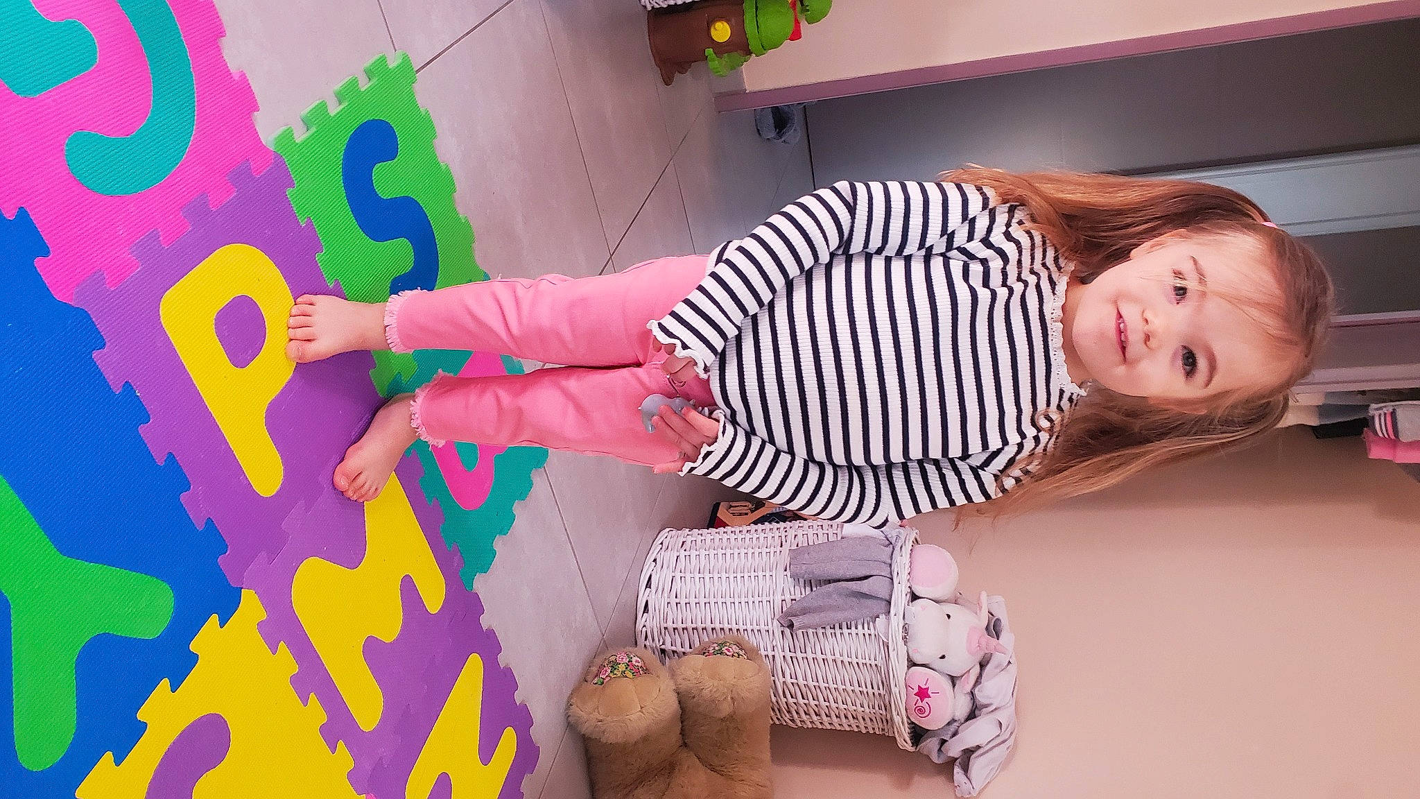 Coline a rejoint le concours — aidez-le/la à gagner de superbes lots ! art, artist, baby, baby_toddler_clothing, child, comfort, event, fun, happy, joy, magenta, pattern, person, pink, play, product, purple, room, stuffed_toy, textile