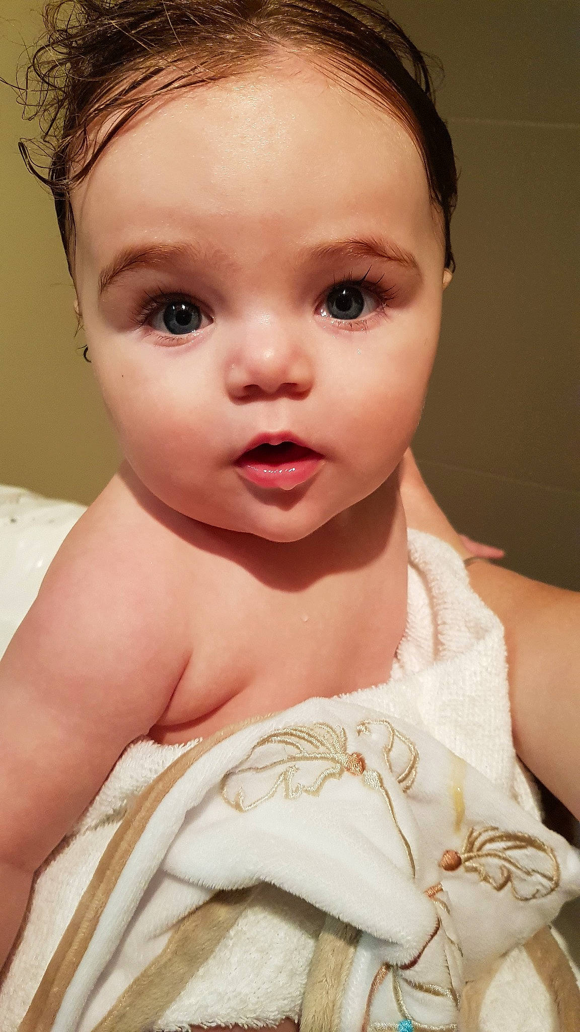 Coline a rejoint le concours — aidez-le/la à gagner de superbes lots ! baby, beauty, brown_hair, cheek, child, child_model, chin, eye, eyebrow, eyelash, face, forehead, hair, hairstyle, head, iris, lip, nose, person, skin