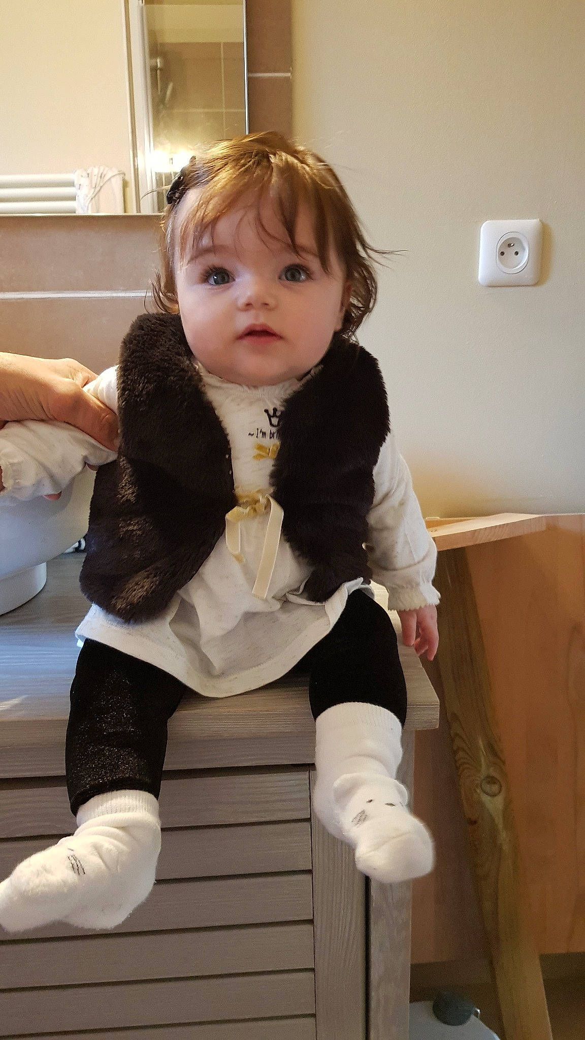 Coline participe au concours pour gagner de l'argent avec cette photo : brown_hair, cheek, child, fur, knee, leg, outerwear, person, sitting, sleeve, toddler