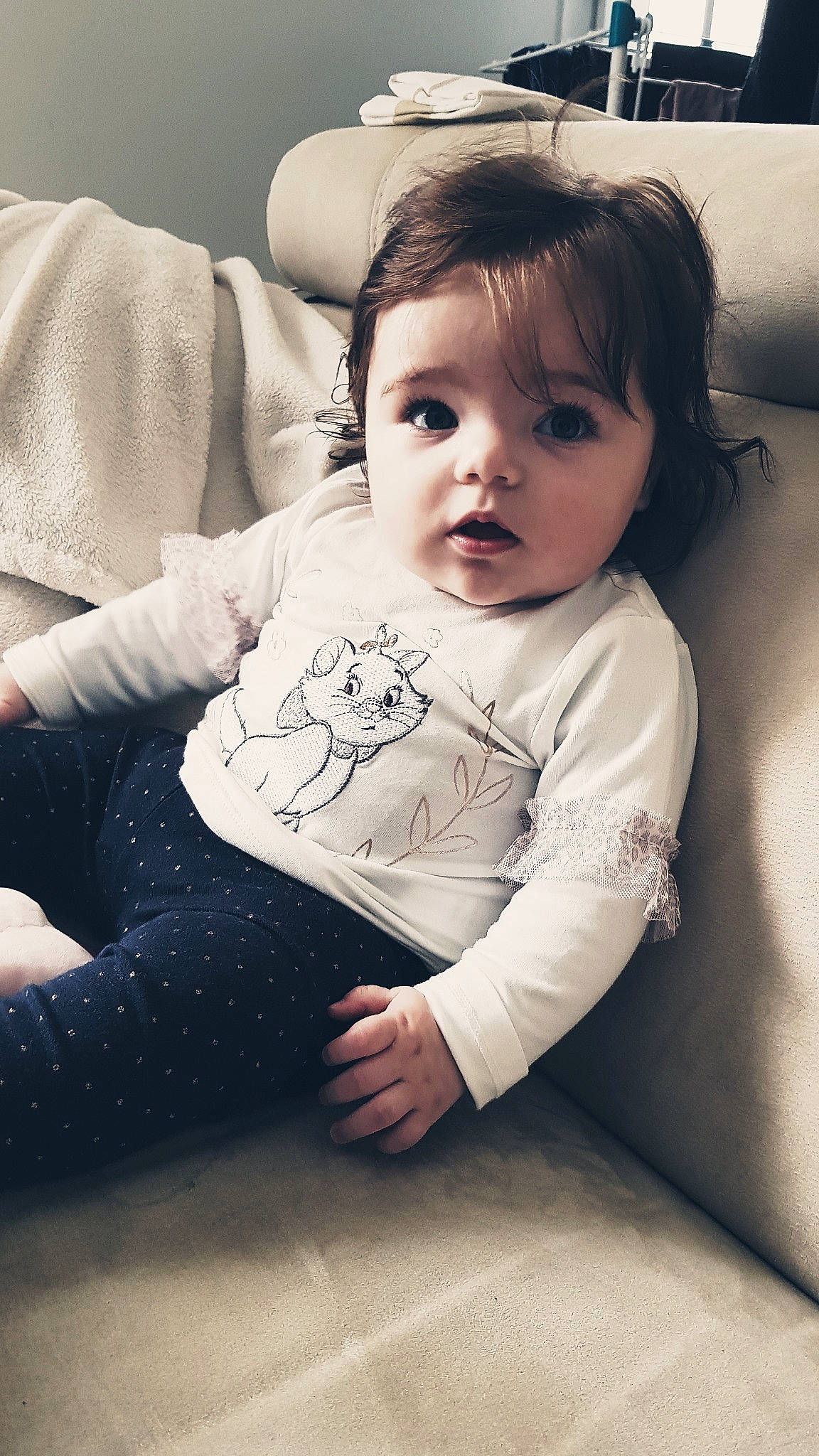 Coline a rejoint le concours — aidez-le/la à gagner de superbes lots ! arm, baby, black_and_white, cheek, child, cool, eye, forehead, leg, person, photography, sitting, skin, smile, style, toddler