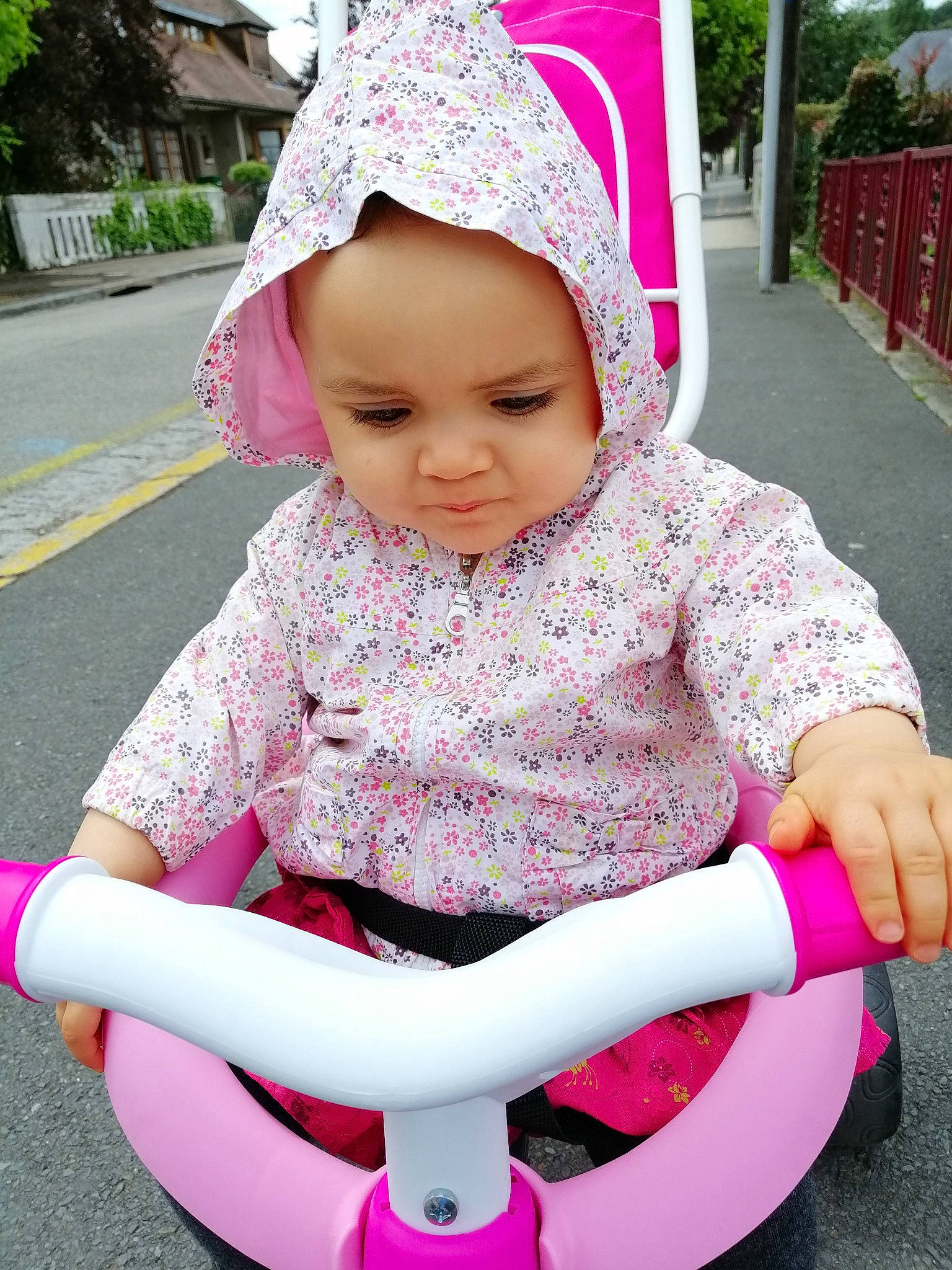 Lola participe au concours pour gagner de l'argent avec cette photo : baby, baby_products, baby_toddler_clothing, child, fun, headgear, headwear, leisure, magenta, outdoor_play_equipment, person, pink, play, product, skin, smile, swing, toddler, vehicle