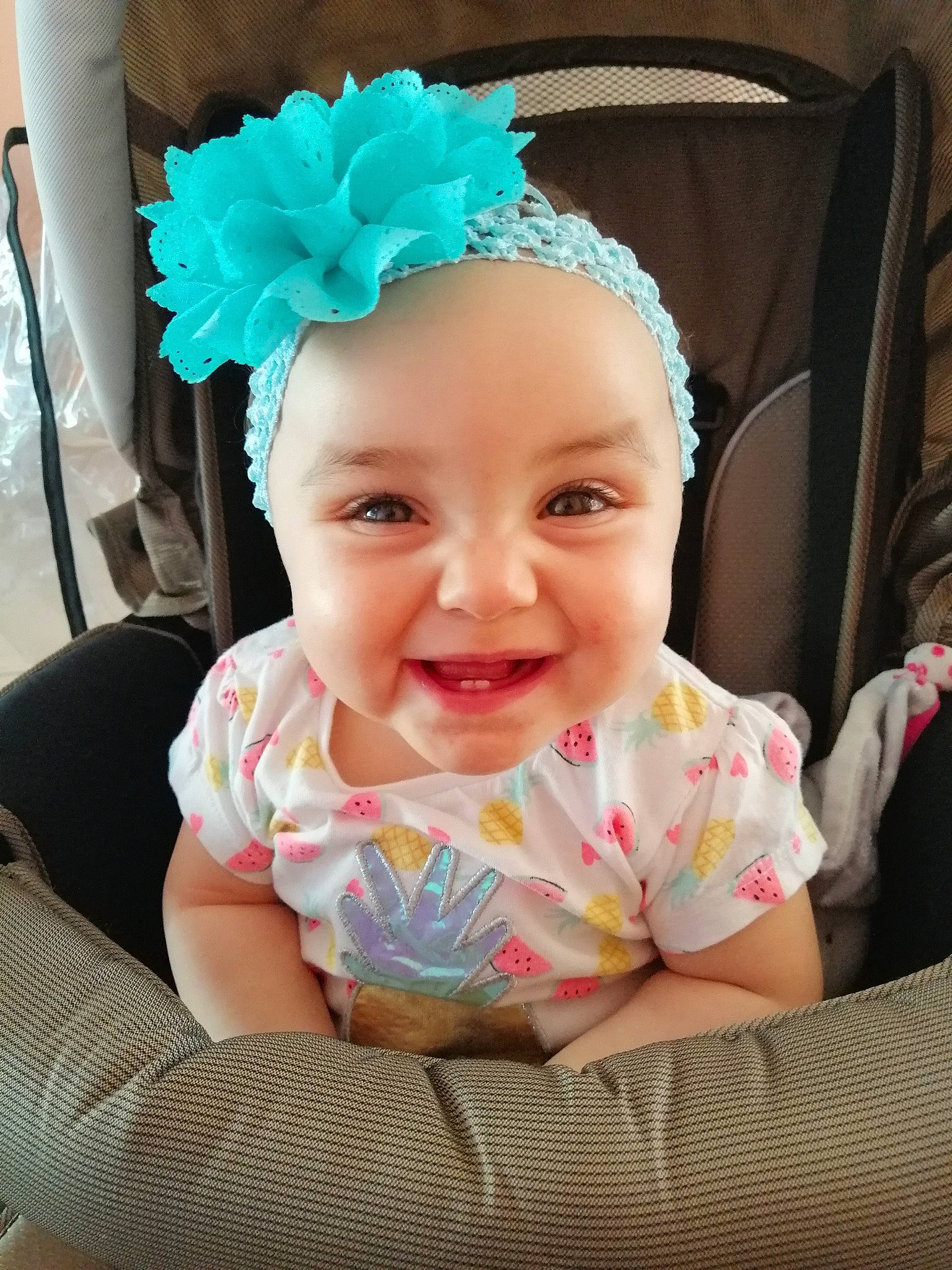 Lola a rejoint le concours — aidez-le/la à gagner de superbes lots ! baby, baby_products, baby_toddler_clothing, cheek, child, face, fashion_accessory, hair_accessory, head, headband, headgear, headpiece, headwear, joy, person, photography, pink, product, skin, smile