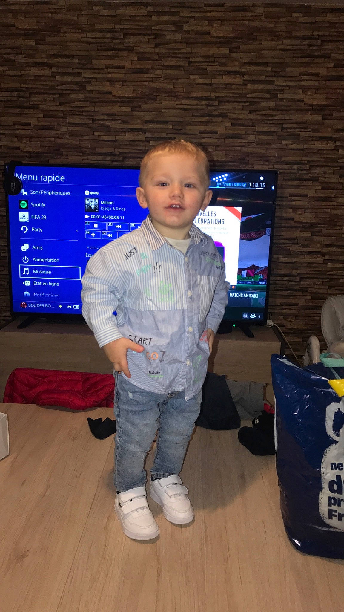 Thaö a rejoint le concours — aidez-le/la à gagner de superbes lots ! audio_equipment, child, display_device, electric_blue, electronic_device, event, flat_panel_display, flooring, fun, gadget, hardwood, home_appliance, led_backlit_lcd_display, person, standing, t_shirt, television, television_set, toddler, wood