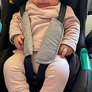 Elyanna a rejoint le concours — aidez-le/la à gagner de superbes lots ! baby, child, car_seat, pink_clothing, headband, smile, straps, white_socks, indoor, infant, cute, happy, seated, child_safety, adorable, young_child, portrait, clothing, baby_girl, toddler
