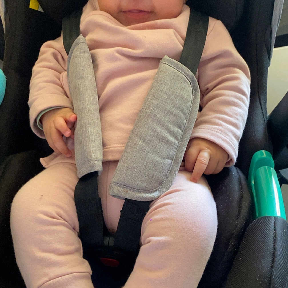 Elyanna a rejoint le concours — aidez-le/la à gagner de superbes lots ! baby, child, car_seat, pink_clothing, headband, smile, straps, white_socks, indoor, infant, cute, happy, seated, child_safety, adorable, young_child, portrait, clothing, baby_girl, toddler