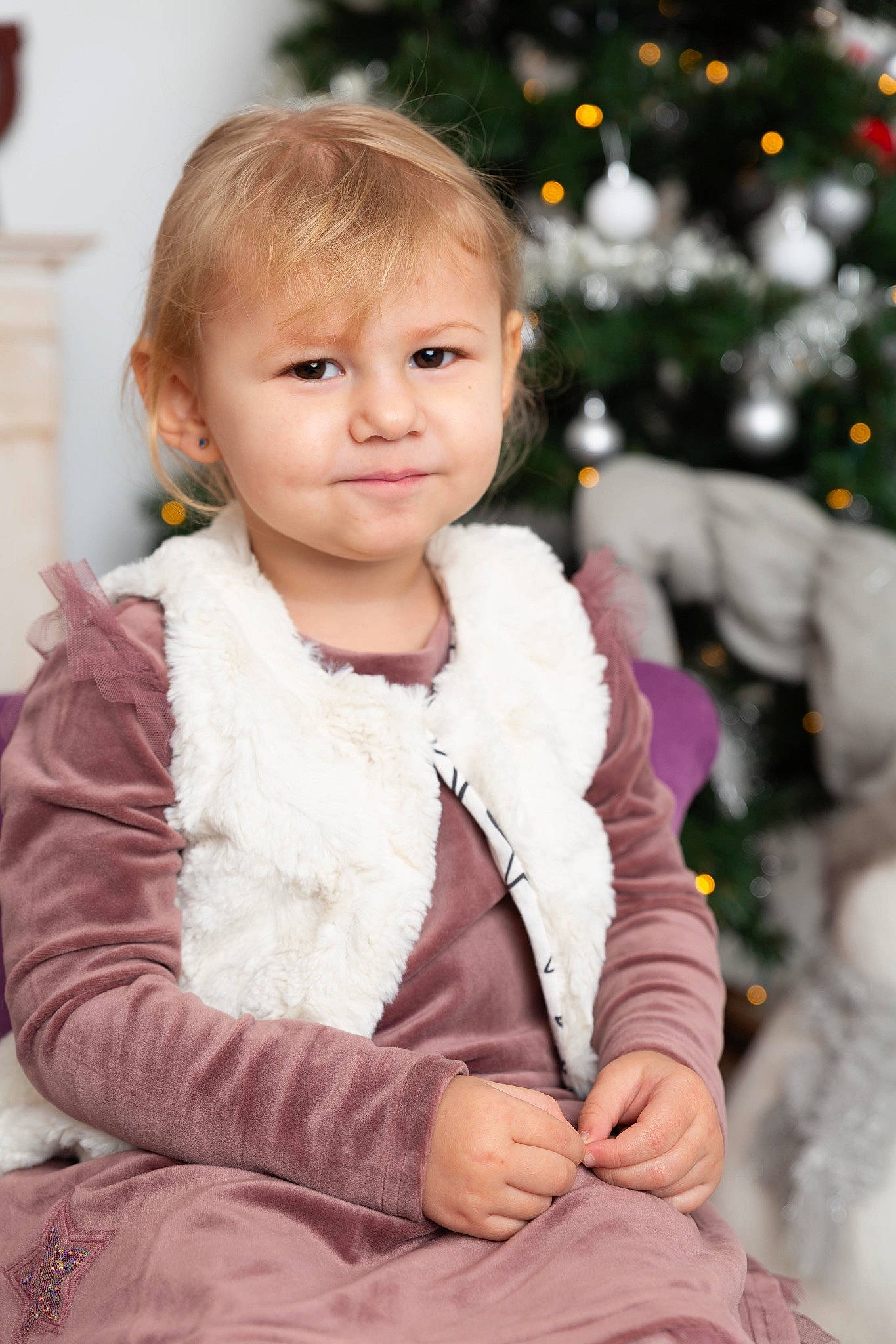 Estelle participe au concours pour gagner de l'argent avec cette photo : baby, cheek, child, child_model, christmas, fur, holiday, outerwear, person, sitting, skin, smile, toddler