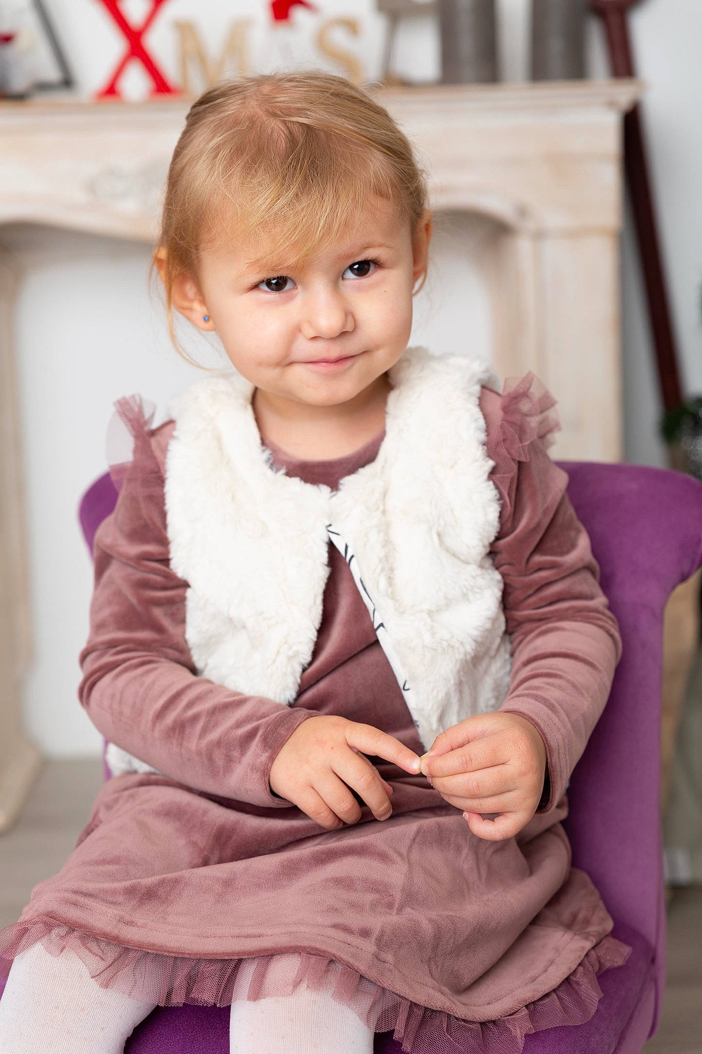 Estelle a rejoint le concours — aidez-le/la à gagner de superbes lots ! baby, beauty, cheek, child, child_model, daughter, outerwear, person, pink, sitting, skin, sleeve, smile, toddler