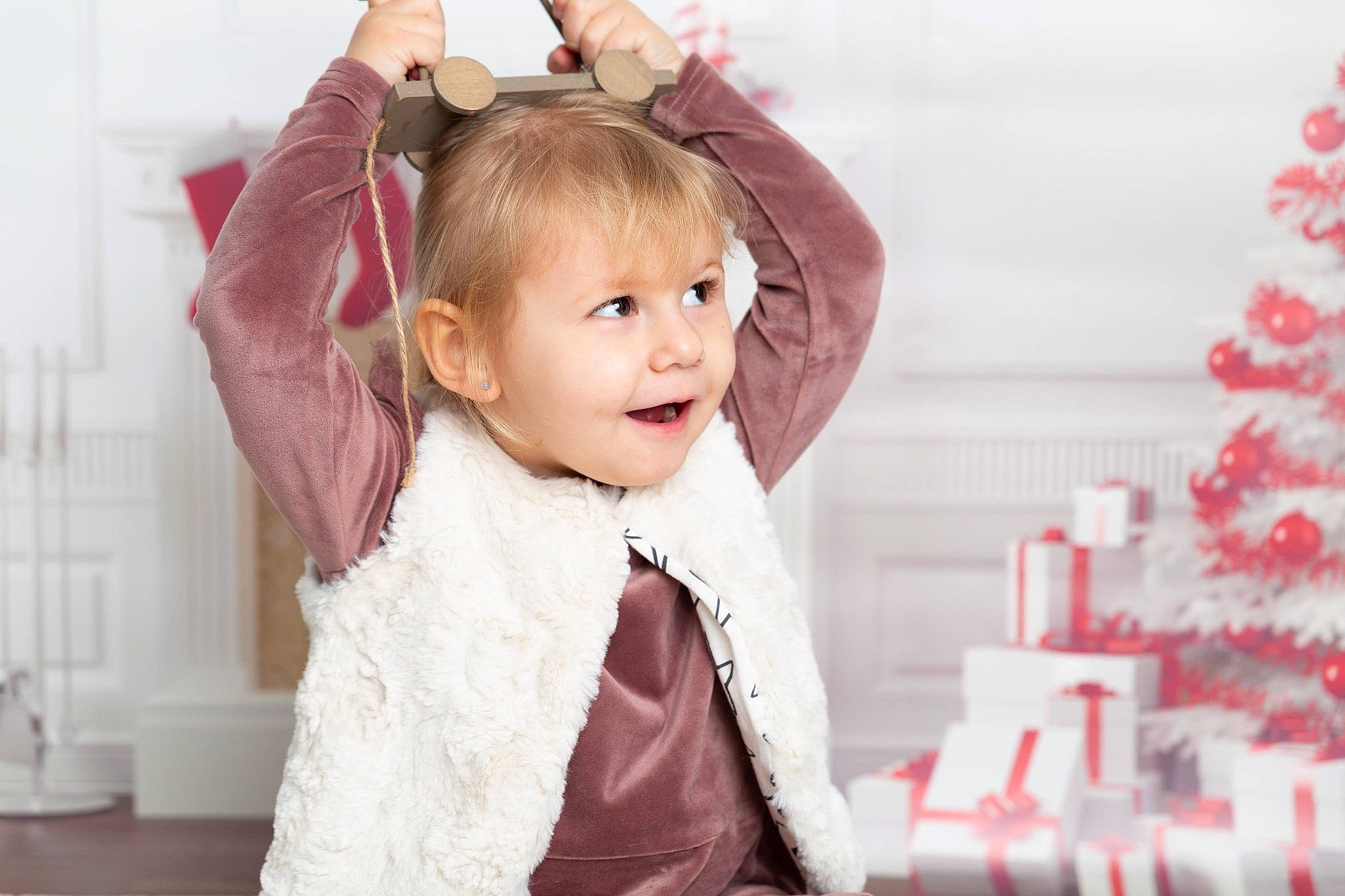 Estelle participe au concours pour gagner de l'argent avec cette photo : baby, beauty, cheek, child, child_model, christmas, ear, happy, head, outerwear, person, photography, pink, skin, smile, toddler