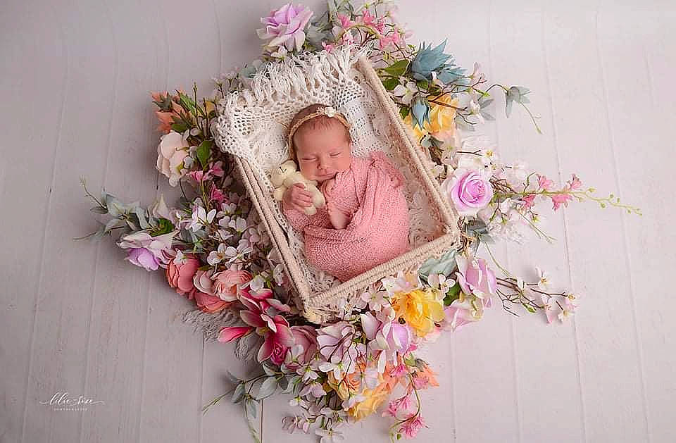 Djessy participe au concours pour gagner de l'argent avec cette photo : art, artificial_flower, baby, bouquet, creative_arts, flower, flower_arranging, hair_accessory, hand, happy, headgear, headpiece, magenta, person, petal, pink, plant, rose, rose_family, toddler