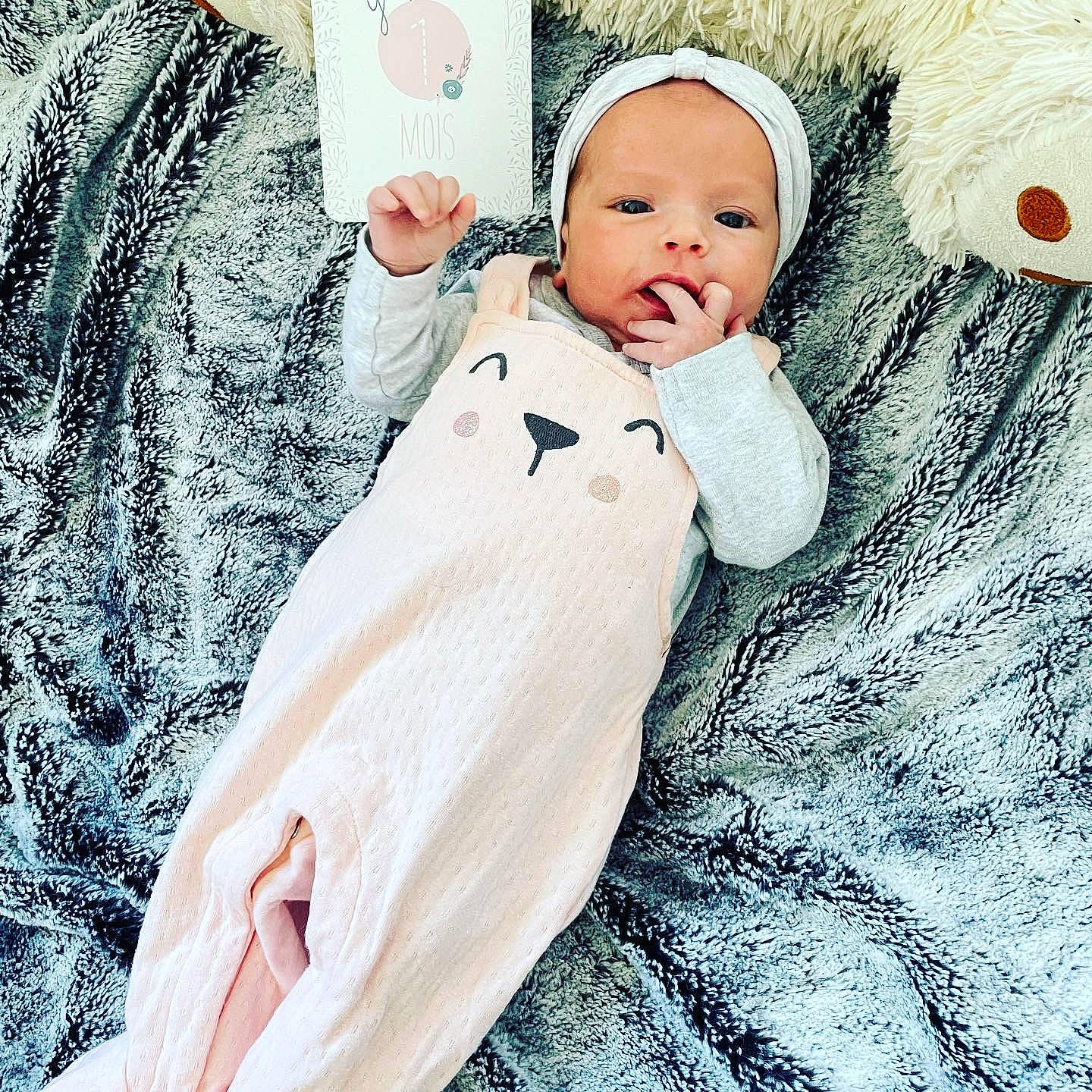 Djessy participe au concours pour gagner de l'argent avec cette photo : baby, baby_products, baby_sleeping, baby_toddler_clothing, bedding, child, collar, comfort, costume_hat, face, fashion_accessory, fur, happy, linens, pattern, person, skin, sleeve, t_shirt, textile