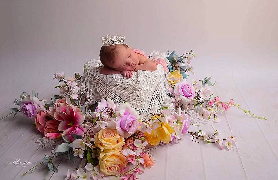 Djessy a rejoint le concours — aidez-le/la à gagner de superbes lots ! artificial_flower, bouquet, child, cut_flowers, dress, flower, flower_arranging, font, garden_roses, hair_accessory, happy, headgear, headpiece, hybrid_tea_rose, person, petal, pink, plant, rose, rose_family