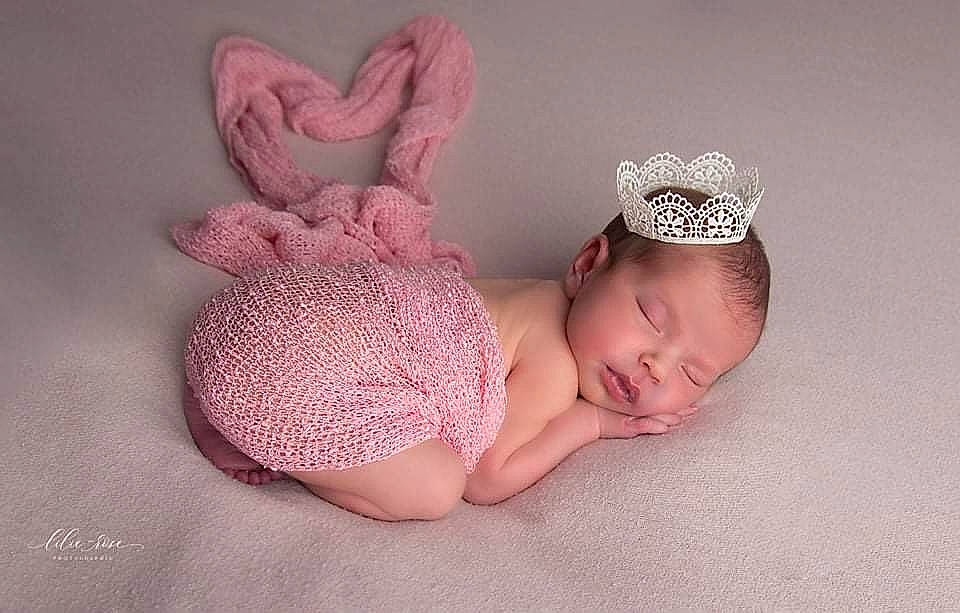 Djessy participe au concours pour gagner de l'argent avec cette photo : art, baby, baby_products, baby_sleeping, baby_toddler_clothing, comfort, ear, hair_accessory, happy, headband, headgear, headpiece, knit_cap, linens, pattern, person, pink, skin, textile, toddler
